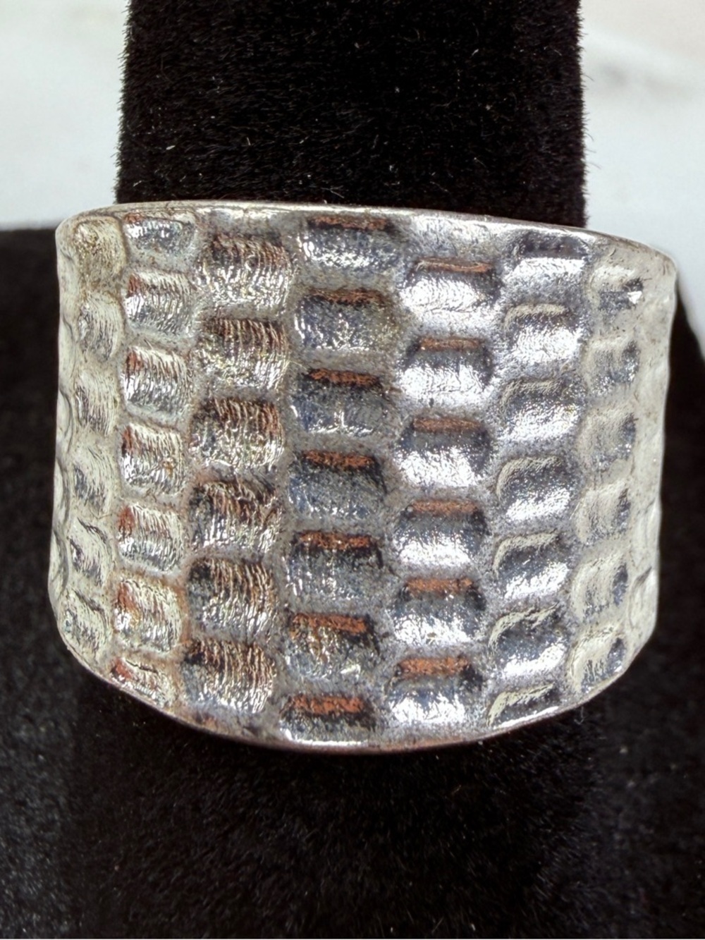 Beautiful Silvertone hammered size 7 3/4 ring